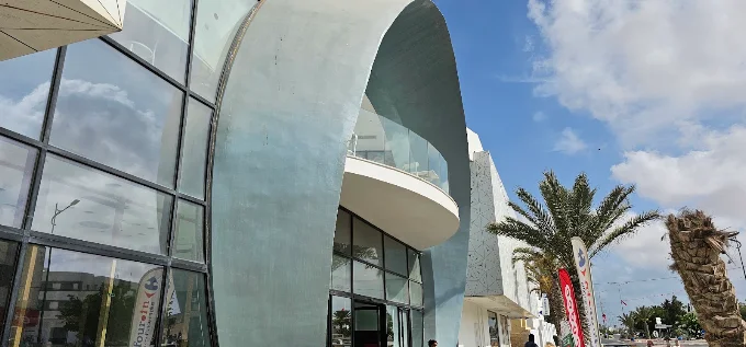 L’arche monumentale et la façade vitrée de Djerba Mall sous le soleil