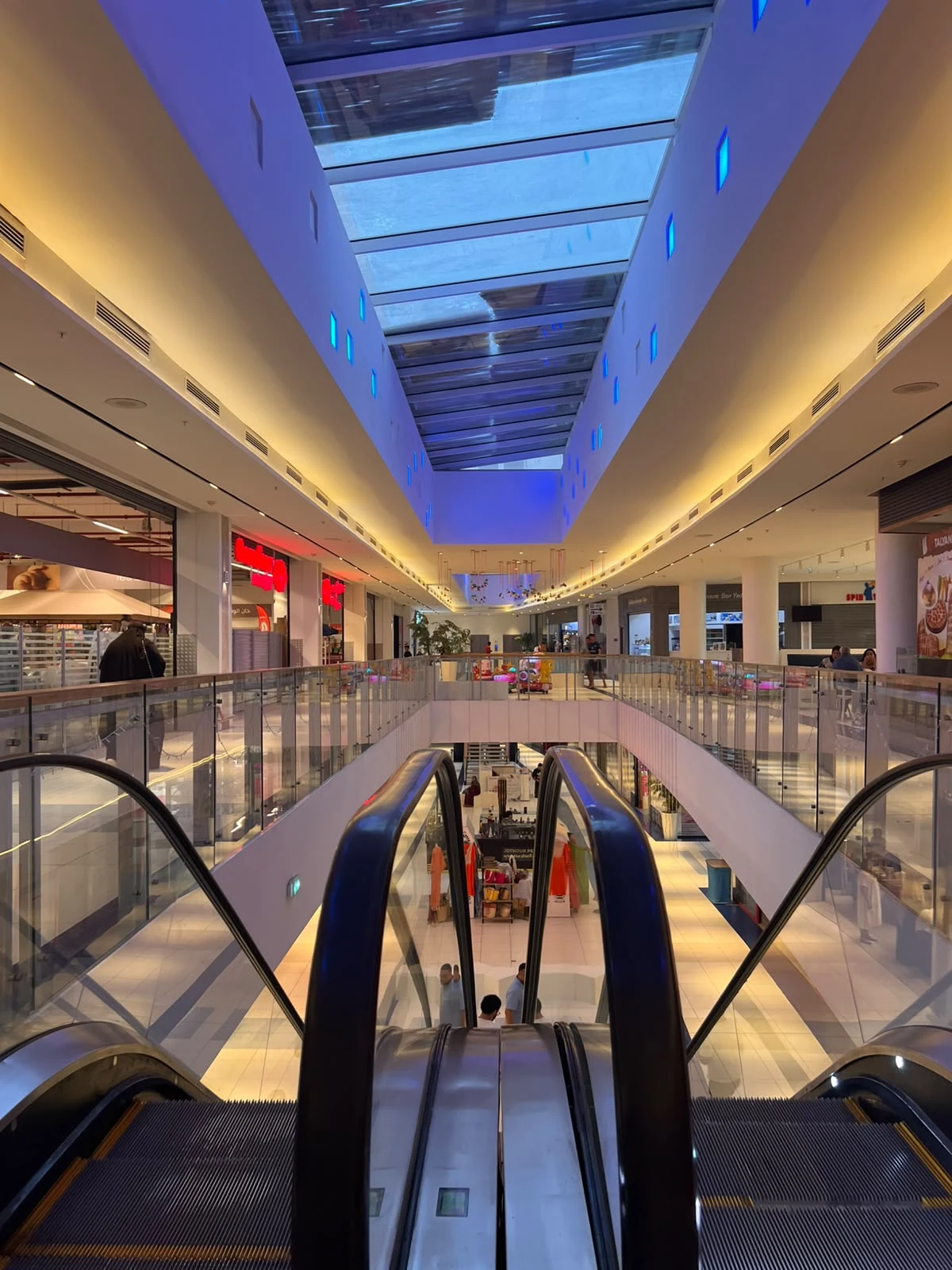 Une perspective sur la galerie et les deux niveaux du mall depuis les escalators