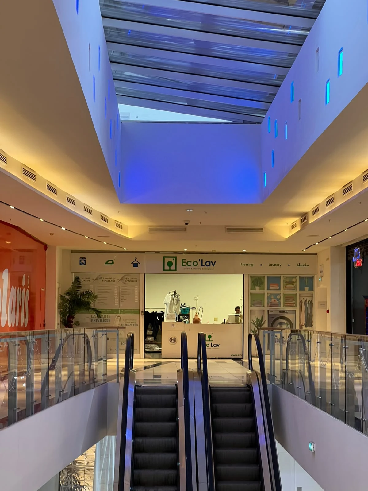 Les escalators de Djerba Mall sous la verrière éclairée de bleu